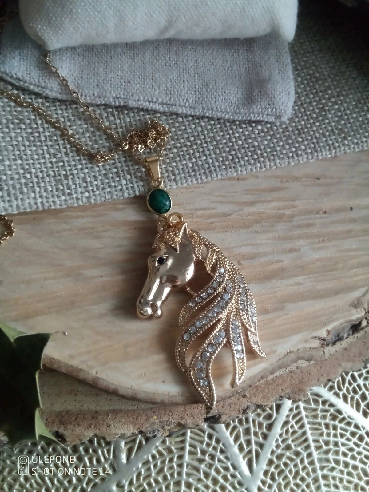 Gouden paardenhalssnoer met ruwe smaragdvetye – photo 3
